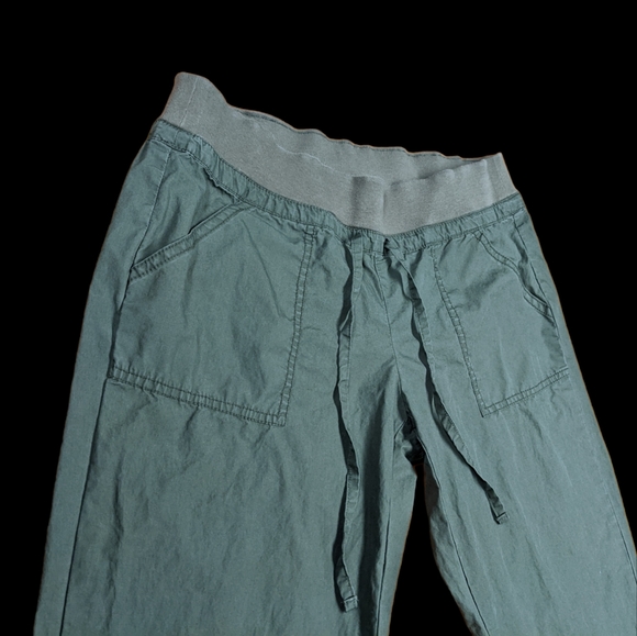 New York & Company Sage Green Lightweight Capri Pants Shorts Size Small NWT - Picture 2 of 10